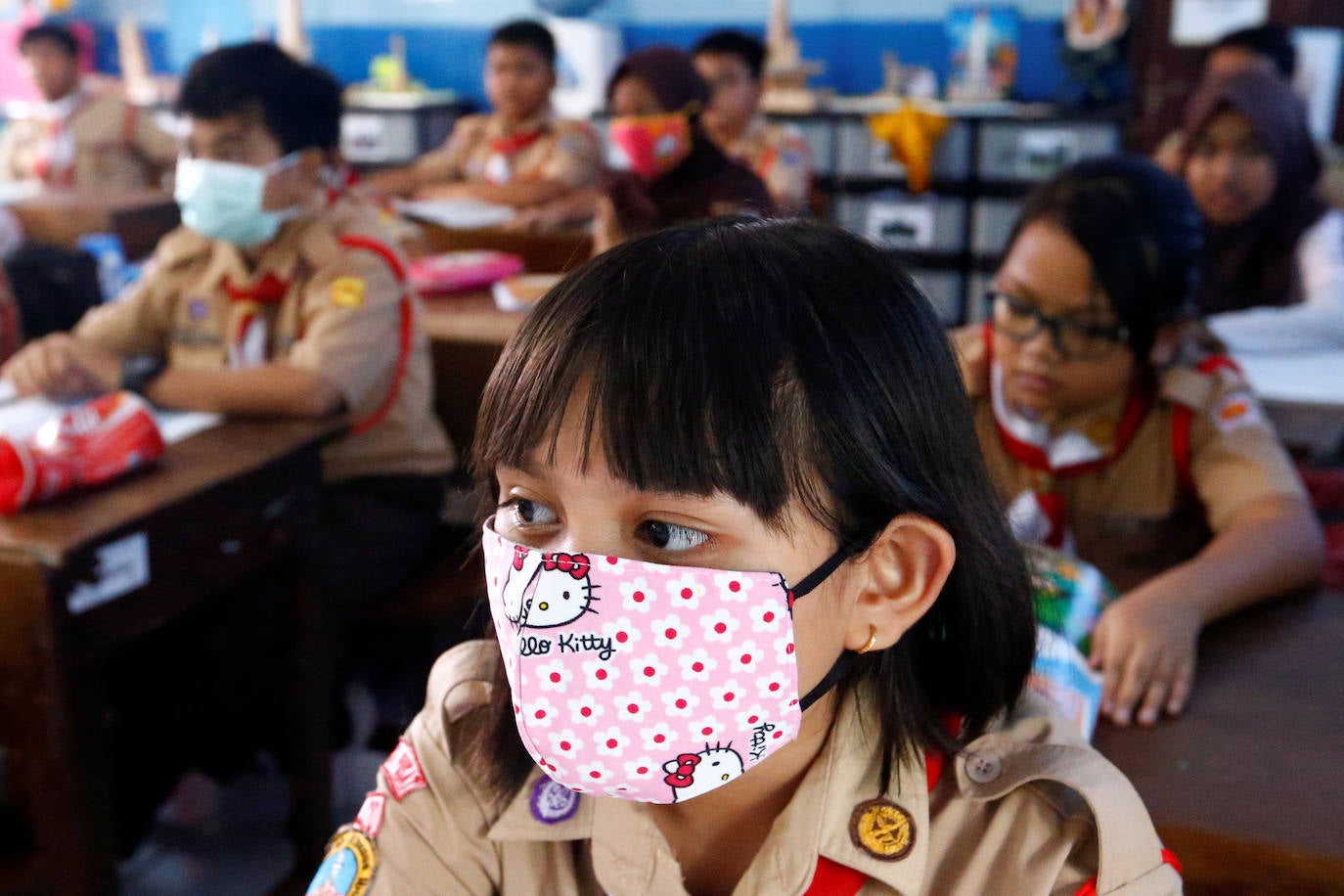 Estudiantes usan mascarillas protectoras en una escuela tras confirmarse los primeros casos de COVID-19 en Yakarta. 