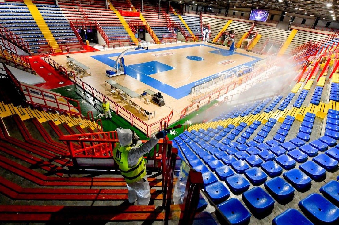 Operarios de los servicios de salud de Nápoles desinfectan las instalaciones deportivas del polideportivo de Palabarbuto para prevenir el peligro de contagio de Covid-19.