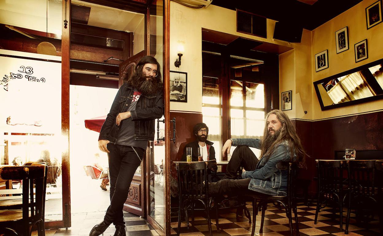 El cantante Javier Vielba junto al guitarrista Rubén Marrón y al batería Guillermo Aragón