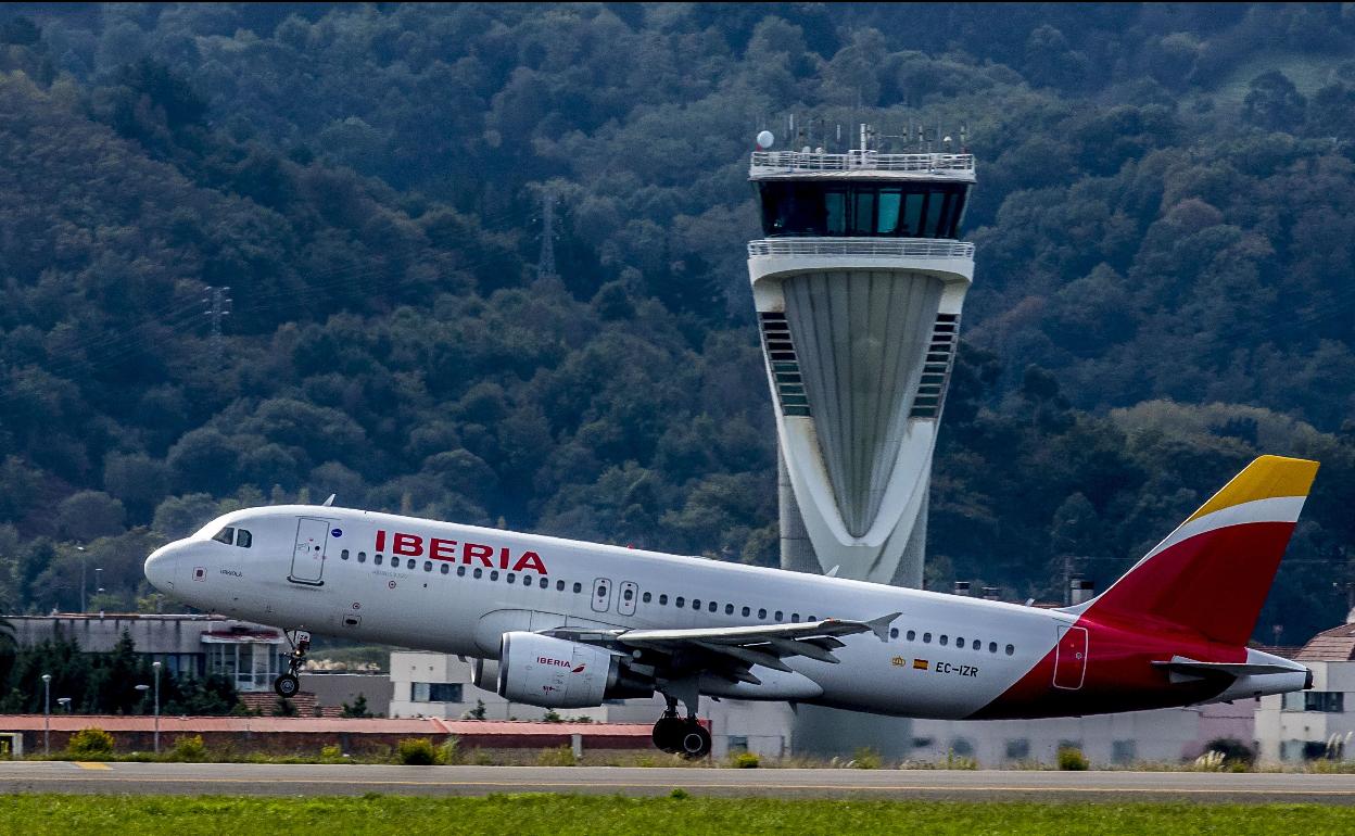 Un avión de Iberia despega de Loiu. 