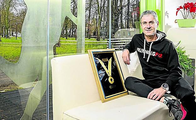Imagen idílica. Martín Fiz con su medalla de oro mundialista enmarcada y el parque de El Prado, su escenario de entrenamiento diario.