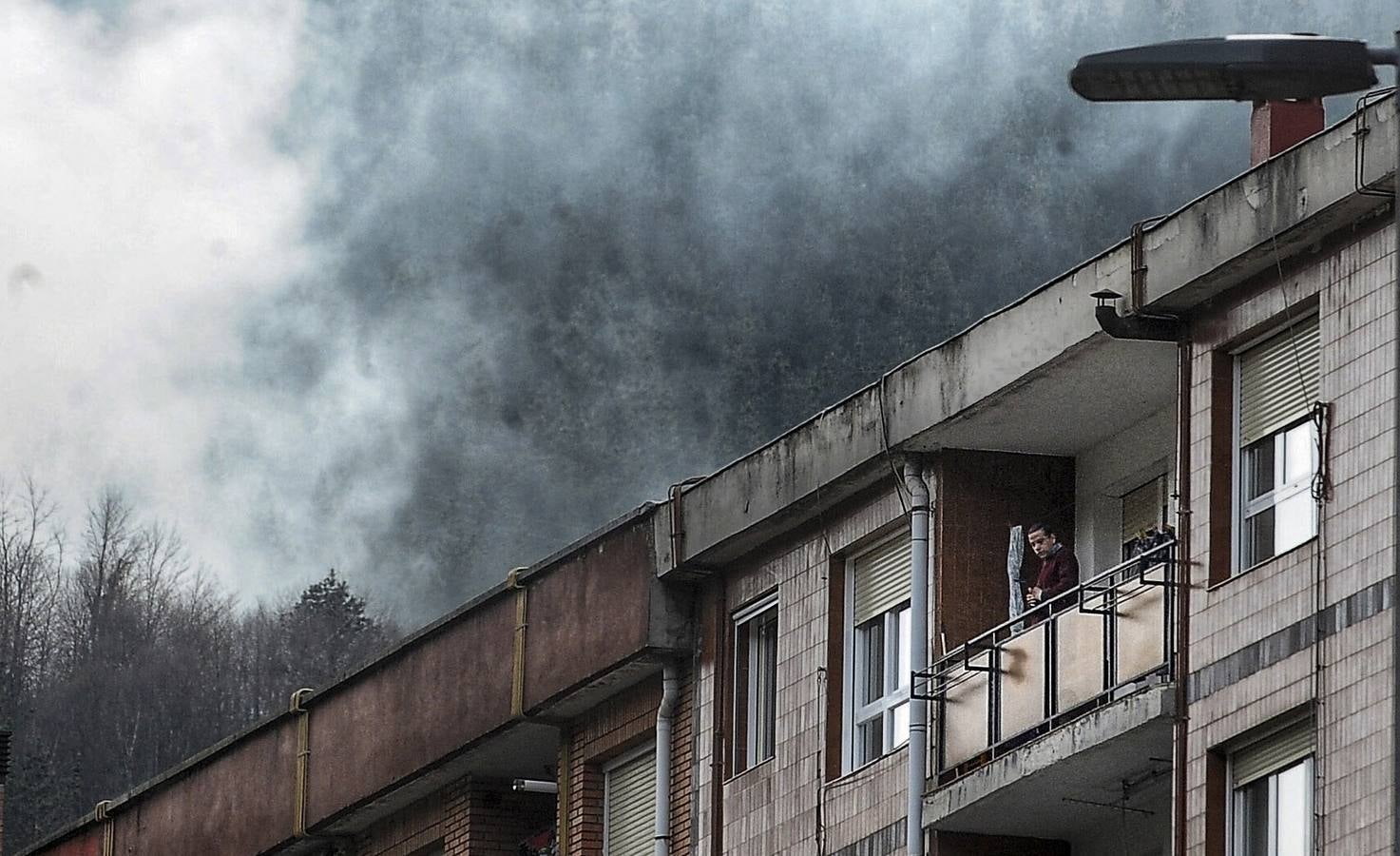 El humo del fuego que devoró durante días el vertedero también tenía sustancias tóxicas que obligaron a Sanidad a pedir a los vecinos que redujeran su actividad en la calle.
