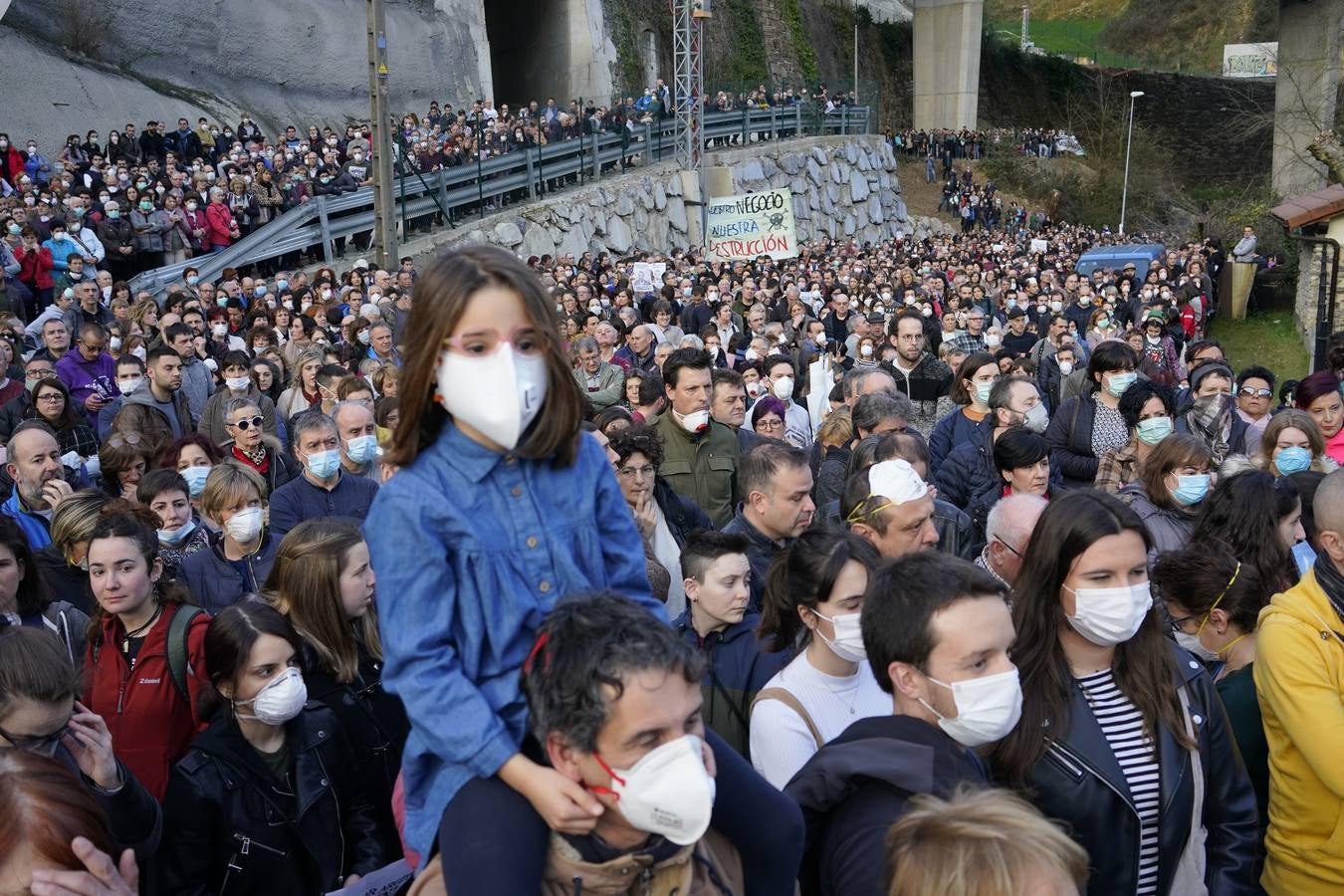 Los vecinos se manifestaron hasta el vertedero para protestar por la gestión de la crisis medioambiental que estaba generando.