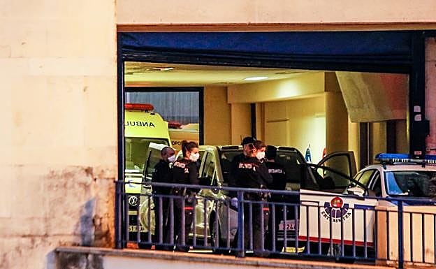 Ertzainas, con mascarillas, durante la actuación.