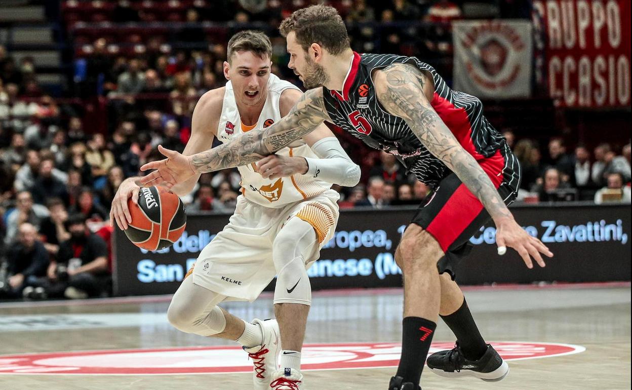 Matt Janning controla el balón ante Vladimir Micov, en el partido disputado en Milán en noviembre.