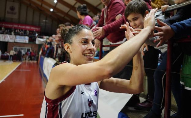 La jugadora del Lointek celebrando una victoria de su equipo con la afición de Gernika. 