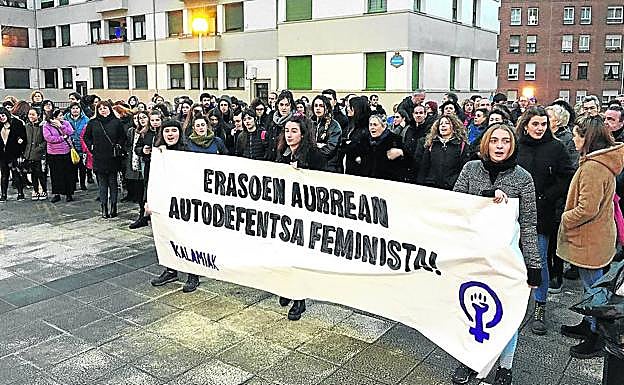 Más de 200 personas se echaron el lunes a la calle en Solokoetxe en protesta por la agresión.