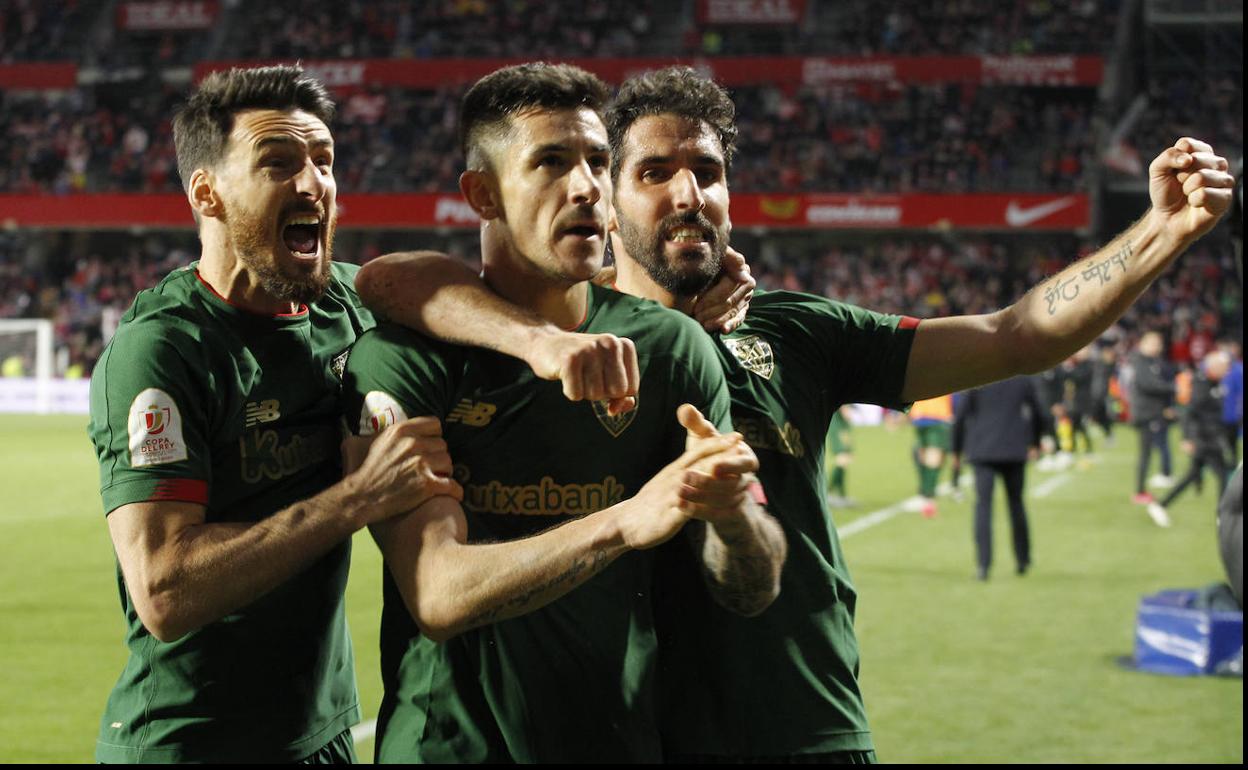 Aduriz, Yuri y Raúl García celebran con la afición rojiblanca el tanto que daba la clasificación para la final de Copa. 