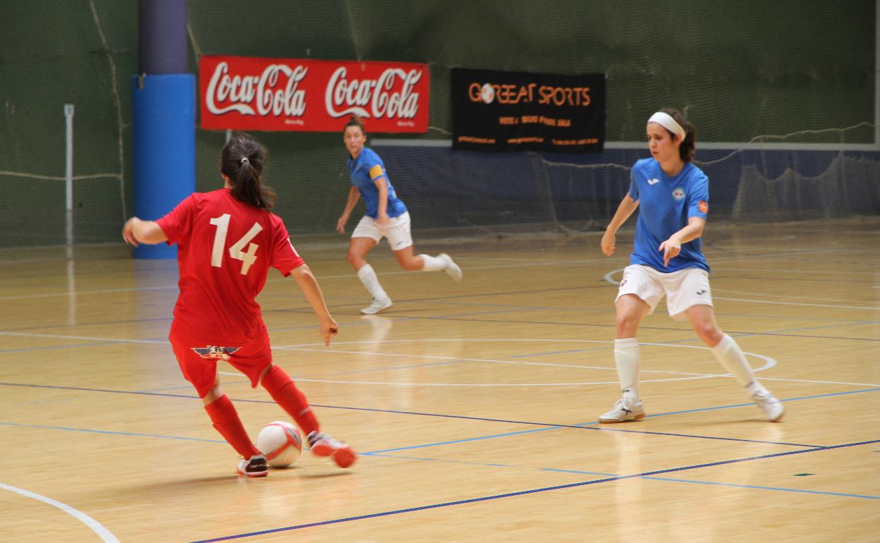 Una jugadora del Bilbo controlando el balón en un partido en San Ignacio. 