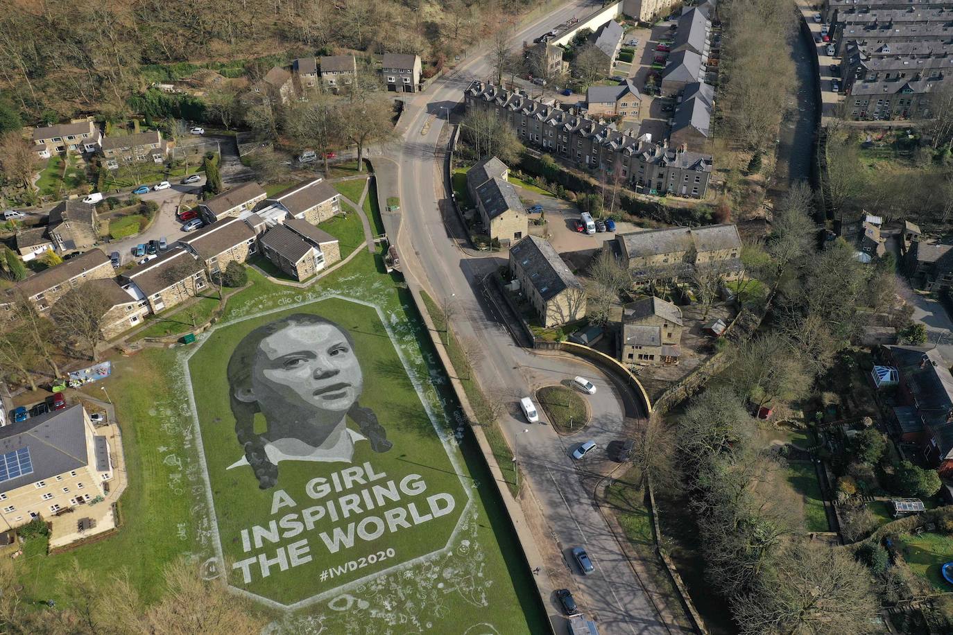 En Leeds (Inglaterra) se proyectó en un campo la cara de la activista Greta Thunberg.