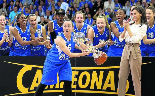 La capitana del Perfumerías Avenida, Silvia Domínguez, muestra la Copa de campeonas tras recibirla de manos de la reina Letizia.