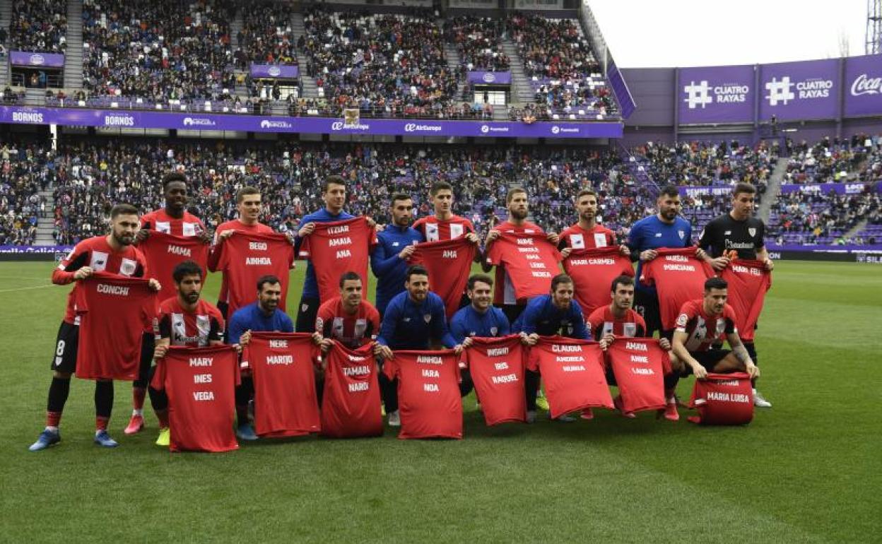 La plantilla con las camisetas..