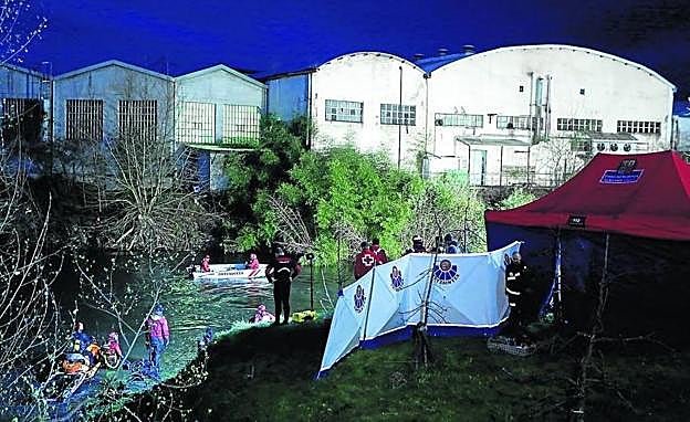 Los equipos de rescate trabajando en el lugar del accidente.