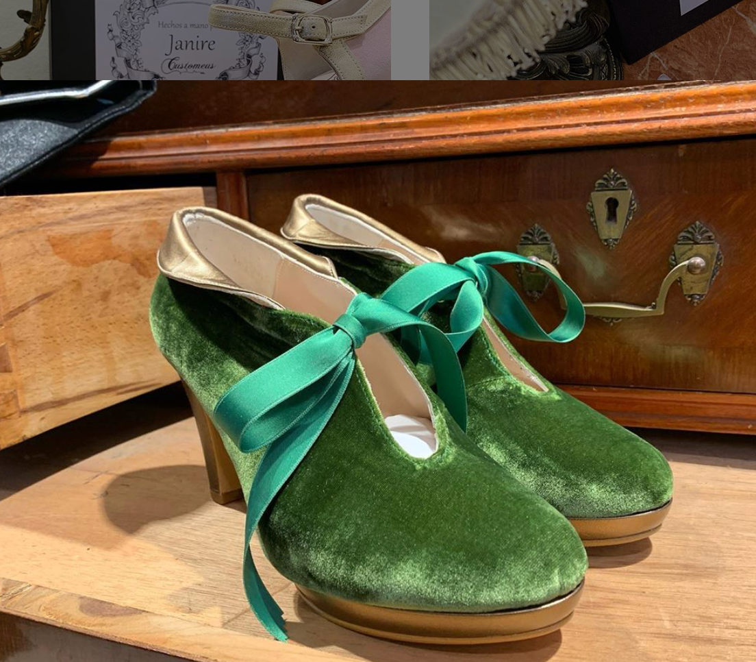 Fotos: Los zapatos de una tienda de Bilbao que acaparan miradas en el metro de París