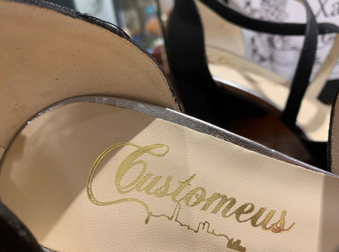 Fotos: Los zapatos de una tienda de Bilbao que acaparan miradas en el metro de París