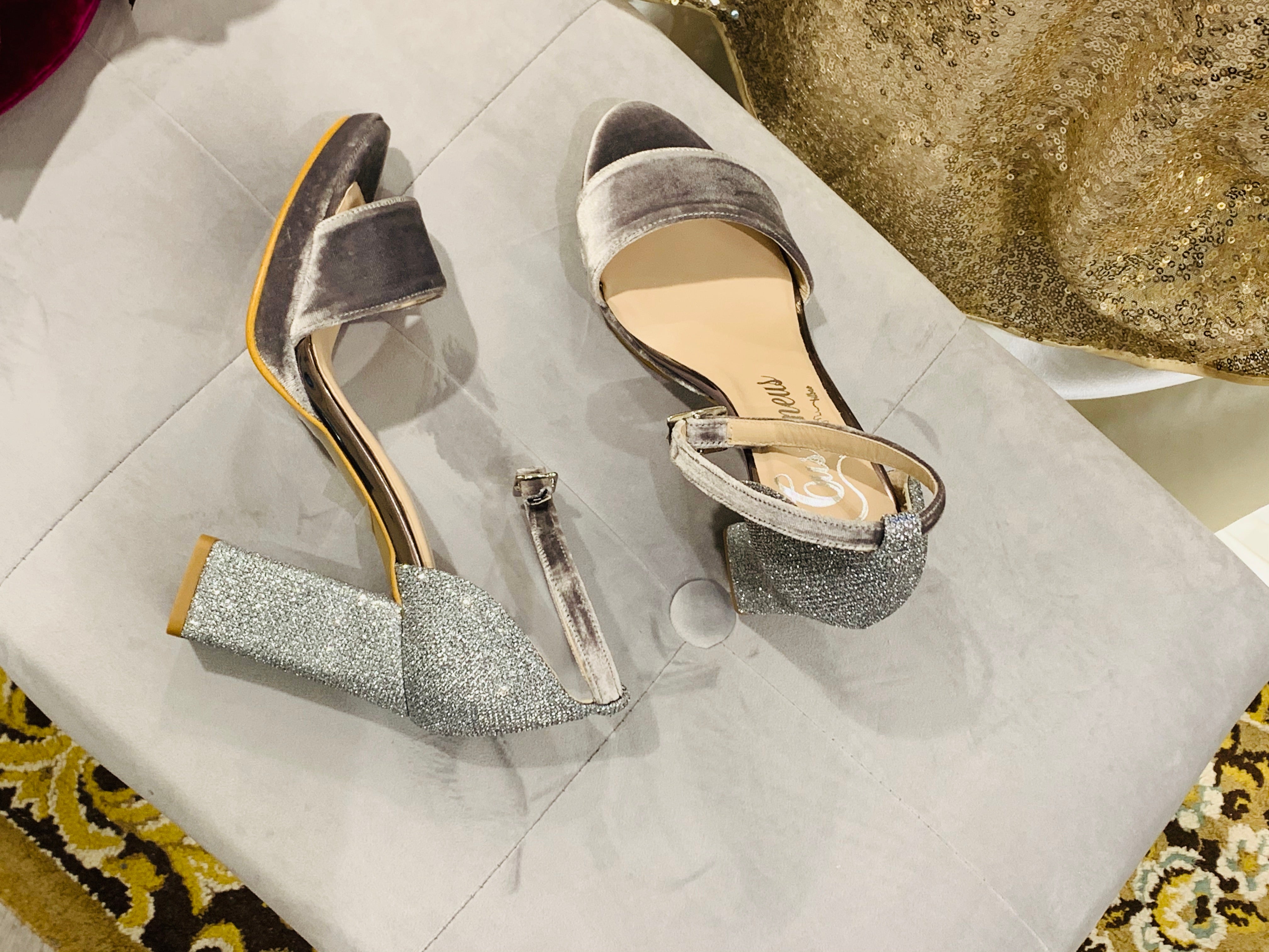 Fotos: Los zapatos de una tienda de Bilbao que acaparan miradas en el metro de París