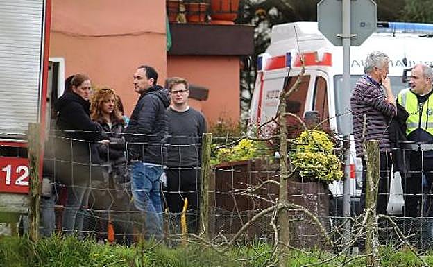 Familiares y conocidos de los accidentados aguardan frente al caserío Loidi los resultados del rescate.