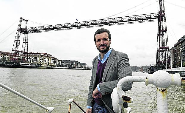 El presidente del Partido Popular, Pablo Casado, el pasado sábado en Portugalete, con el Puente Colgante al fondo.