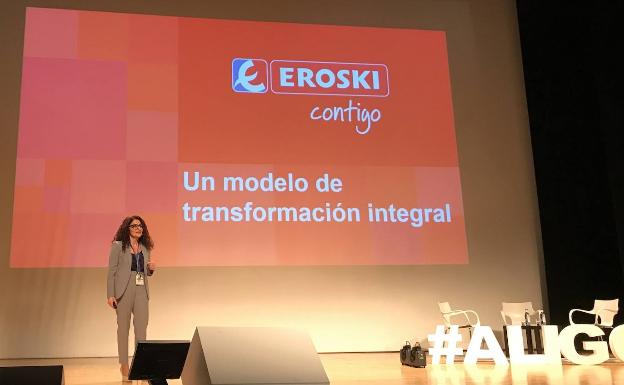 Rosa Carabel, la directora general de la Red Comercial de Eroski, destaca que se mantendrán los empleos y se subrogarán sus condiciones. 