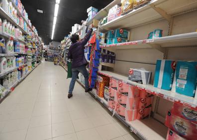 Imagen secundaria 1 - Los vitorianos hacen acopio de productos básicos en los supermercados