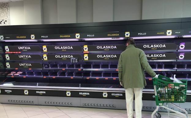 Los vitorianos hacen acopio de productos básicos en los supermercados