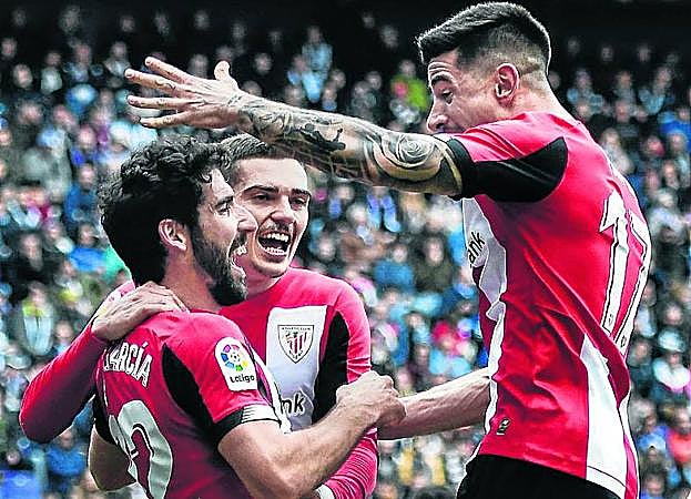 Raúl García, Córdoba y Yuri celebran un gol.