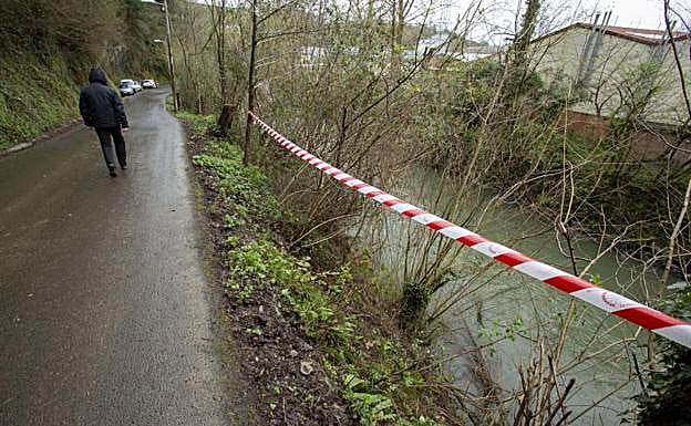 Lugar en el que el vehículo se precipitó al río. 