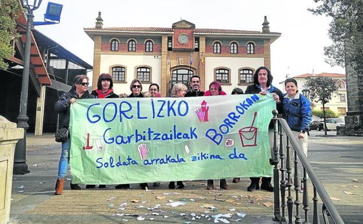 Las trabajadoras en huelga volvieron a manifestarse ayer ante el Ayuntamiento de Gorliz. 