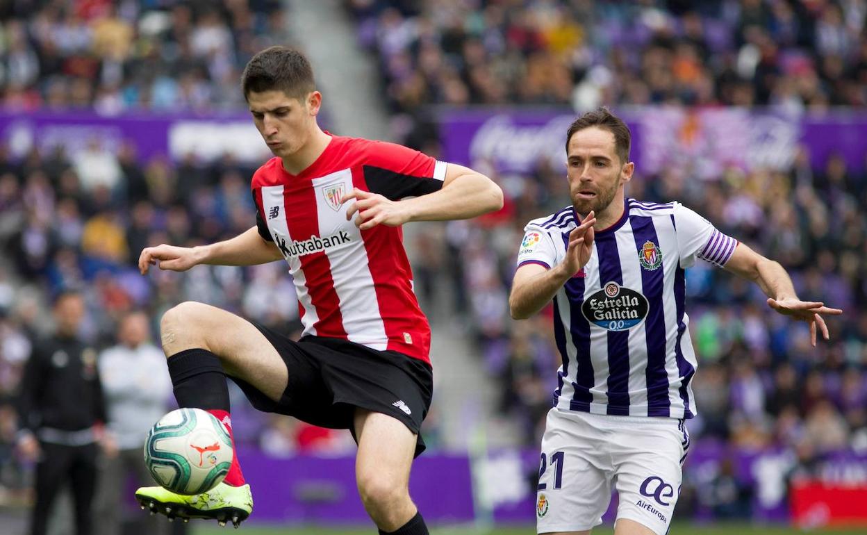 Sancet controla la pelota en el duelo contra el Valladolid, el último que afrontará el Athletic en marzo.