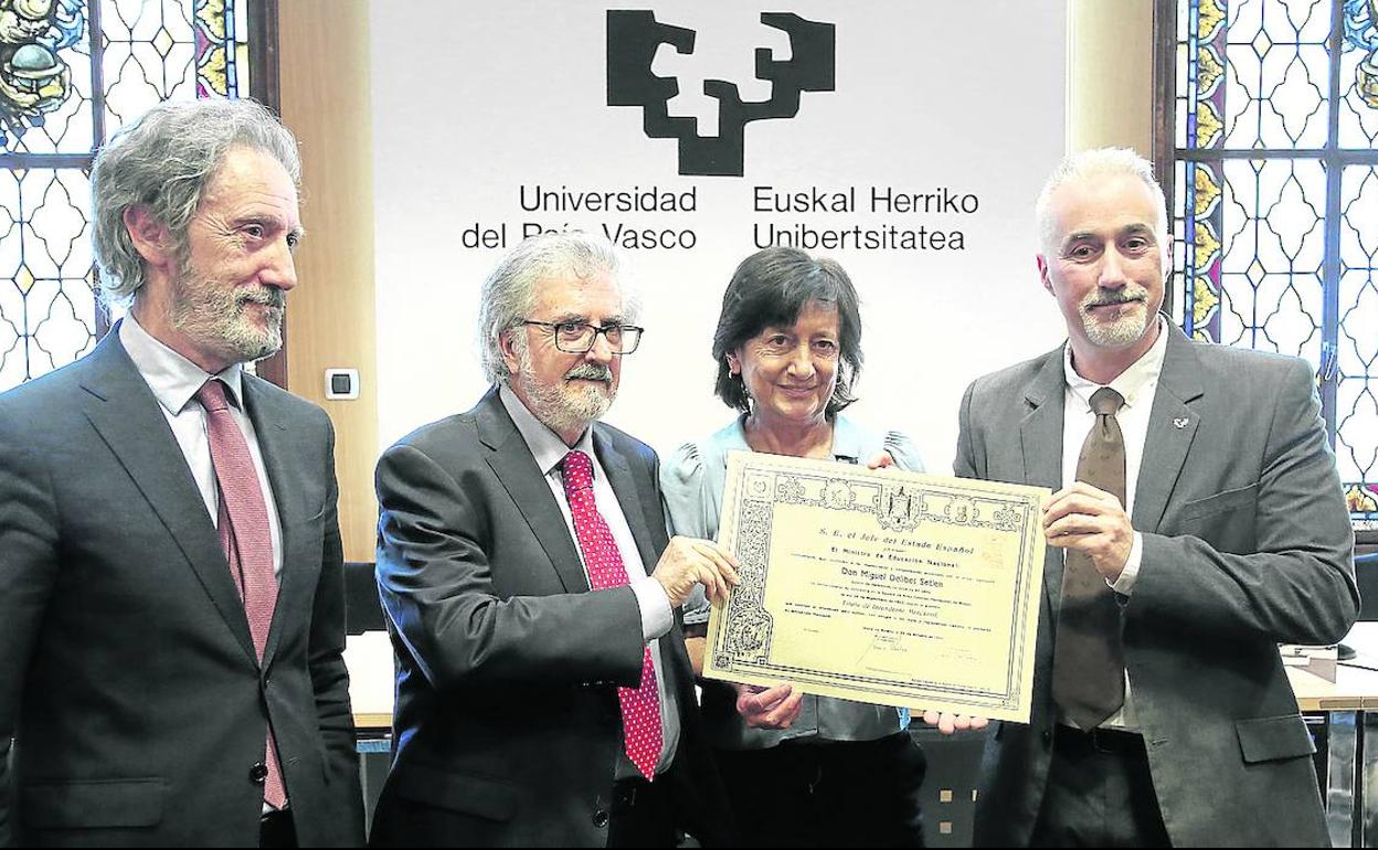 Elisa Delibes recoge el título de su padre junto al decano Jon Barrutia, Alfredo Buruaga y el vicedecano Pedro Manuel Gómez Rodríguez.