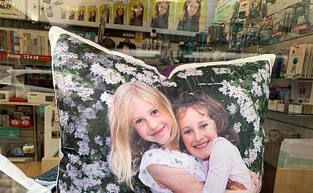 Foto impresa en un cojín.