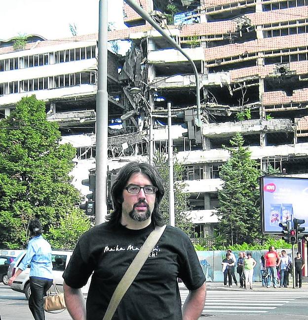 Gómez, ante el edificio del Ministerio de Defensa en Belgrado.