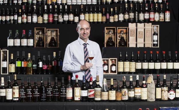 Juan Manuel del Rey, director general del Corral de la Morería, junto a una selección de las 1.500 referencias de vino del local. 