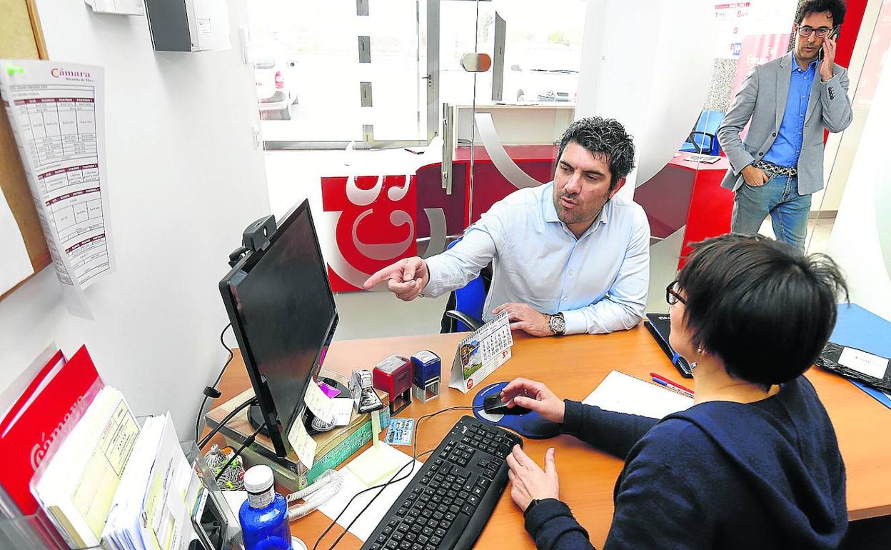 Carlos Pindado, visitó ayer las instalaciones del Vivero de Empresas, acompañado de Roberto Martínez de Salinas. 
