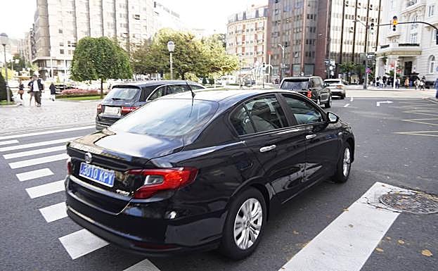 Un Uber circula por Bilbao. 