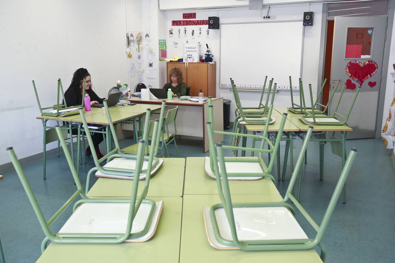 En la ikastola de Labastida, los alumnos están en casa desde el día 9. Solo los profesores trabajan en el centro, igual que en el colegio público del municipio y el instituto de Laguardia. Estos primeros cierres se producen por su cercanía al importante foco localizado en el municipio riojano de Haro.