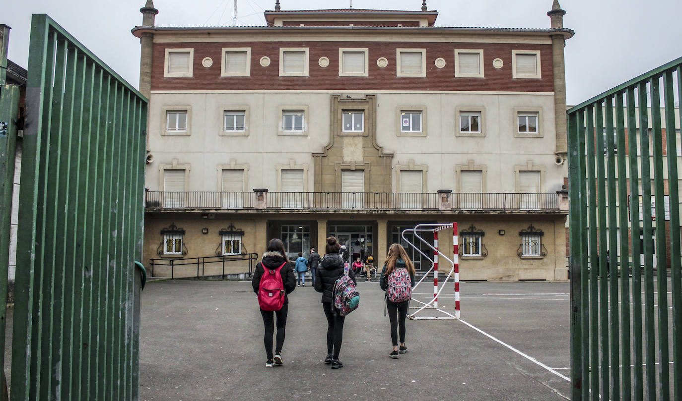 El cierre de colegios se extiende a todo Álava. 68.000 alumnos se quedan sin clase desde el jueves. En la foto, alumnos de Llodio que van a recoger sus portátiles para trabajar desde casa.