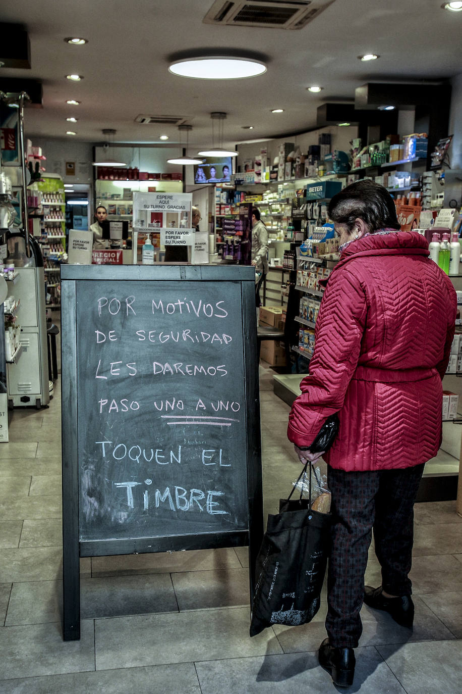 El comercio toma medidas de seguridad y ponen distancia entre clientes y personal.