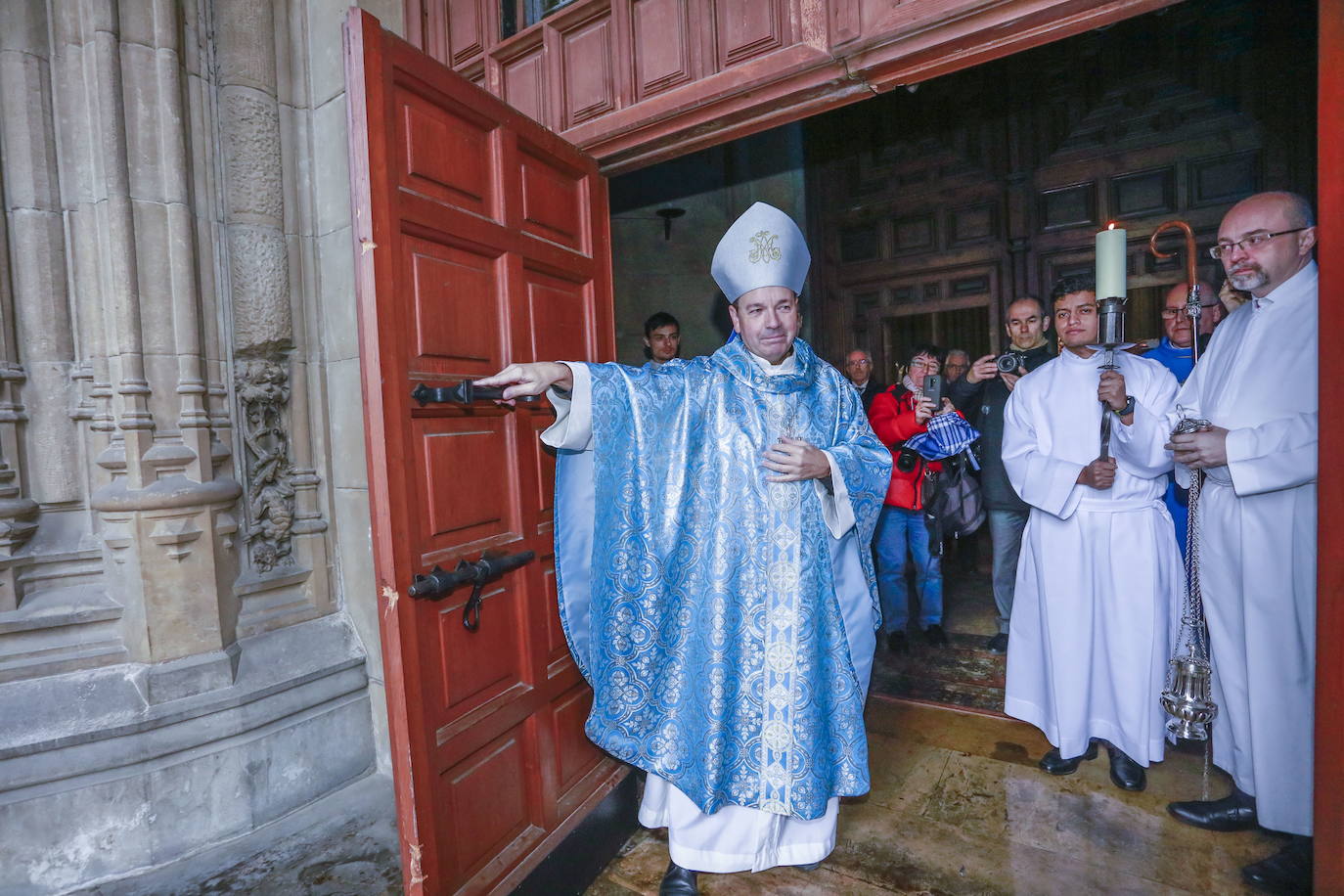 La Diócesis de Vitoria suspende el culto público hasta el 3 de abril. No se oficiarán misas ni bautizos. Las iglesias abren y sólo celebrarán funerales en la intimidad. 