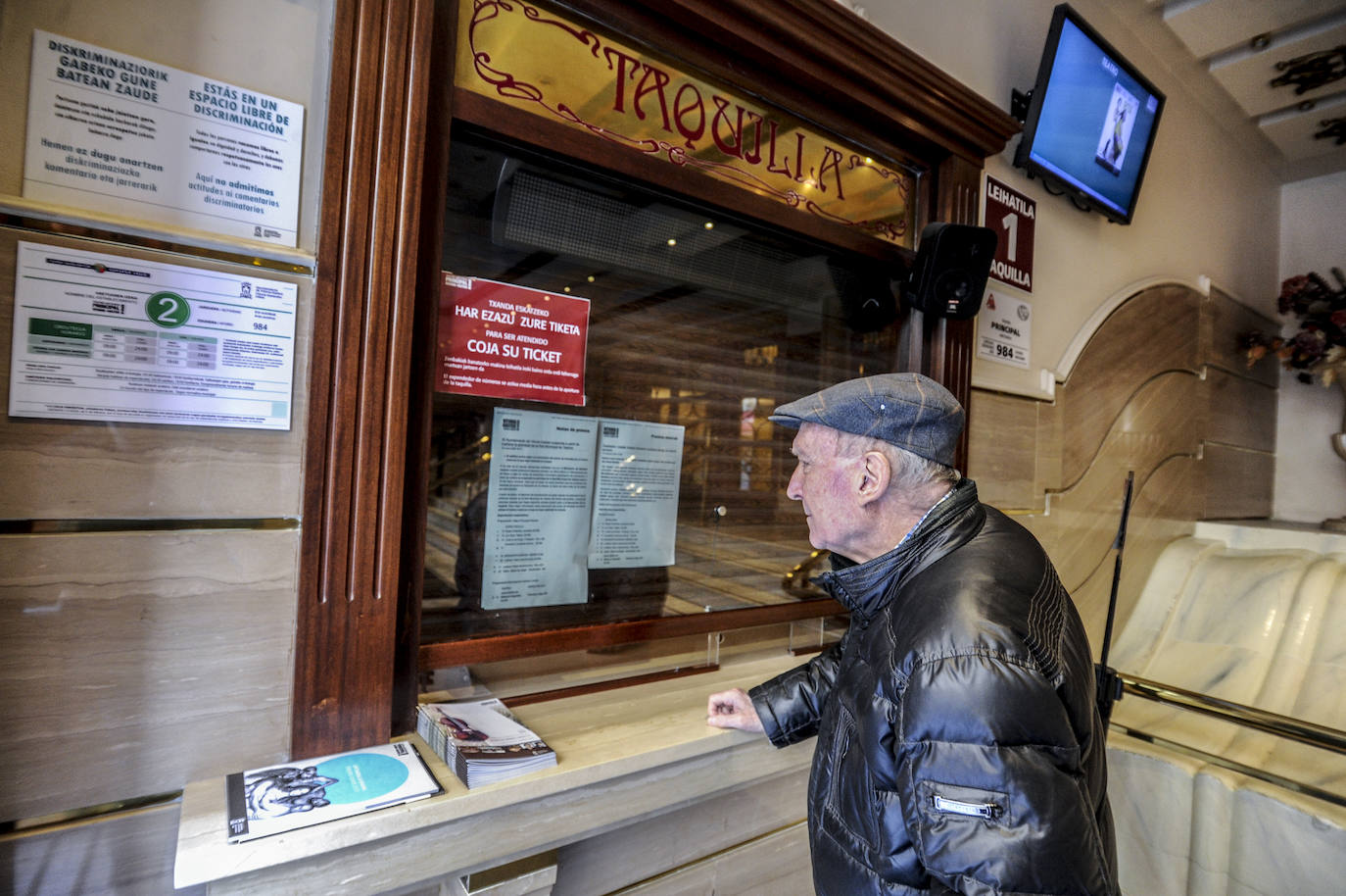 El teatro Principal cierra. La cartelera de salas de conciertos se suspenden. El Palacio de Villa Suso y el Europa cancela su actividad. Los museos anuncian el miércoles que bajan la persiana. La agenda de ocio y cultural de la ciudad se queda vacía.