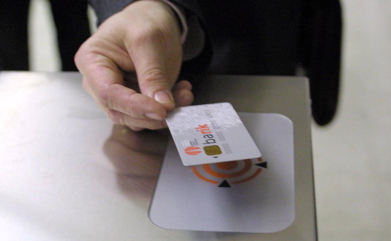 Prohíben el uso de dinero en metálico en los autobuses de Euskadi para evitar contagios