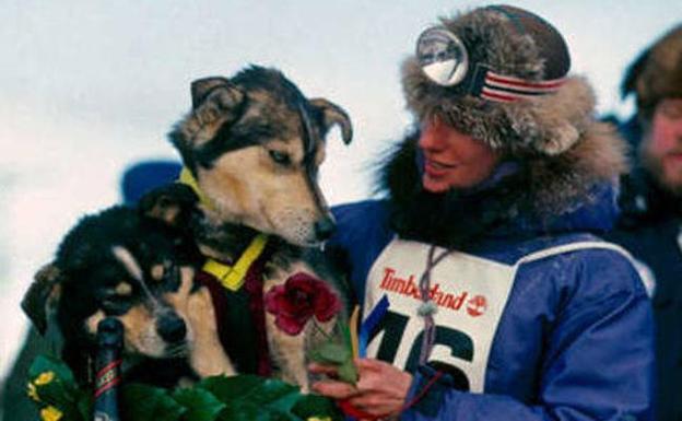 La primera campeona de Iditarod con sus perros Axle y Dugan. 