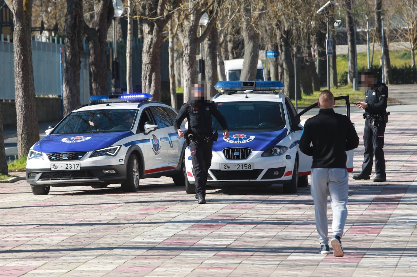 Vitoria se desperezó el domingo enclaustrada en casa. Los controles policiales comenzaron en el primer día con el estado de alarma decretado a nivel nacional Solo una minoría rompe la regla para salir a correr o pasear. Las multas van de 1.500 a 600.000 euros