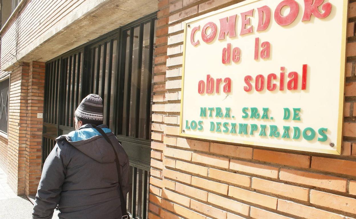 Una persona camina junto a comedor de Desamparados.