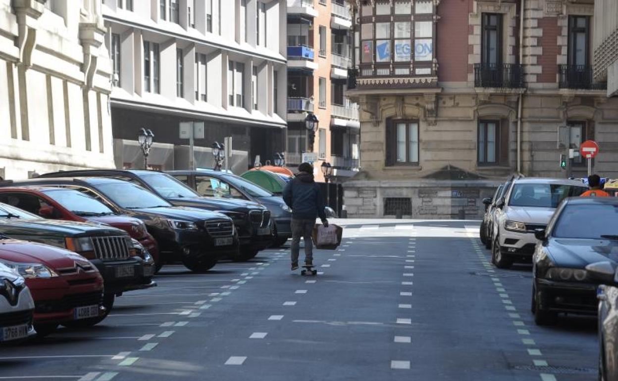 Coches estacionados en una zona de OTA en la calle Rodríguez Arias de Bilbao. 