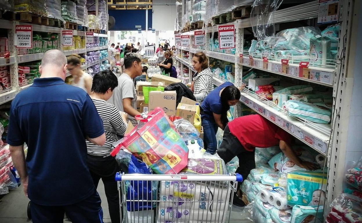 Cola en un supermercado por temor a la escasez por el coronavisrus. 