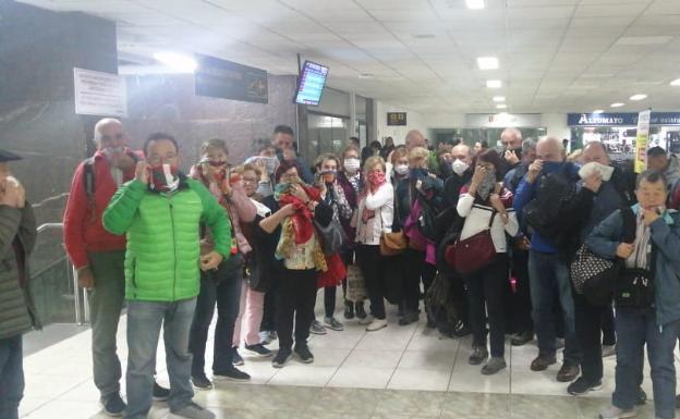 Los turistas vascos hoy en el aeropuerto de Cuzco. Vídeo grabado por los turistas vascos en el aeropuerto de Cuzco después de que les dijeran que no pueden salir por carretera de Perú