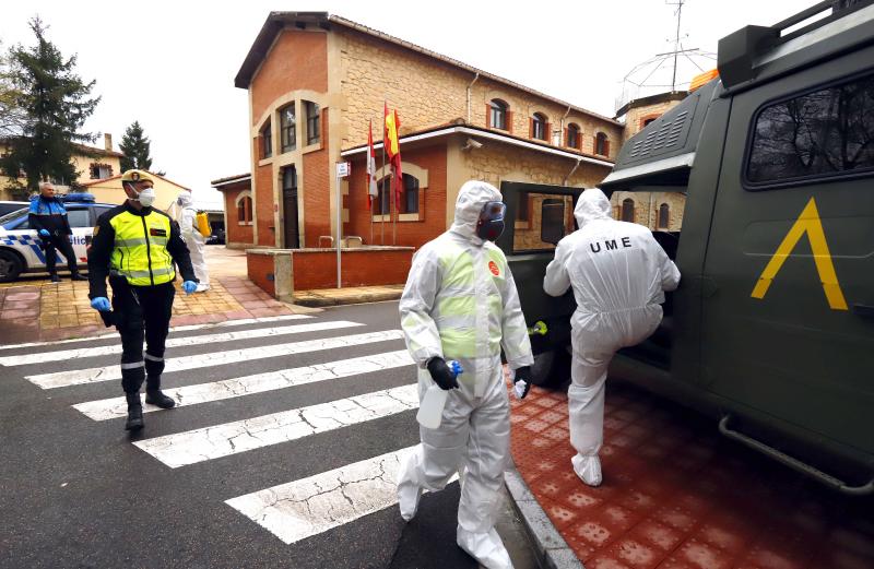 Fotos: La UME desinfecta el centro médico y varias calles de Miranda