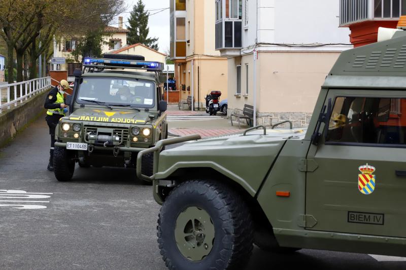 Fotos: La UME desinfecta el centro médico y varias calles de Miranda