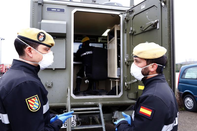 Fotos: La UME desinfecta el centro médico y varias calles de Miranda